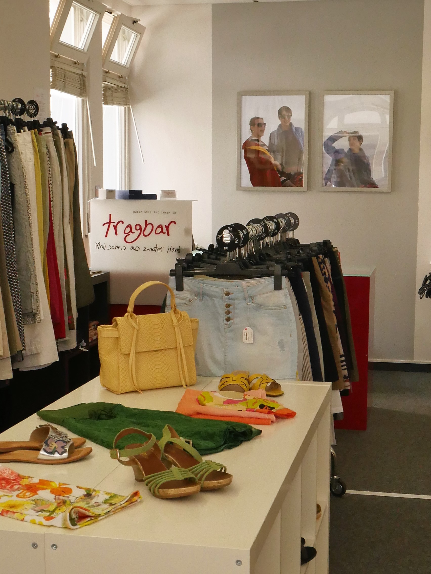 Blick in den Laden tragbar in Herrenberg: Kleiderstange mit ausgew&auml;hlter Damenmode